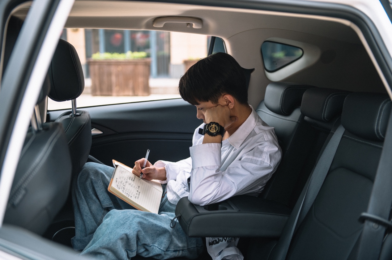 汽车座位上的男孩描述已自动生成